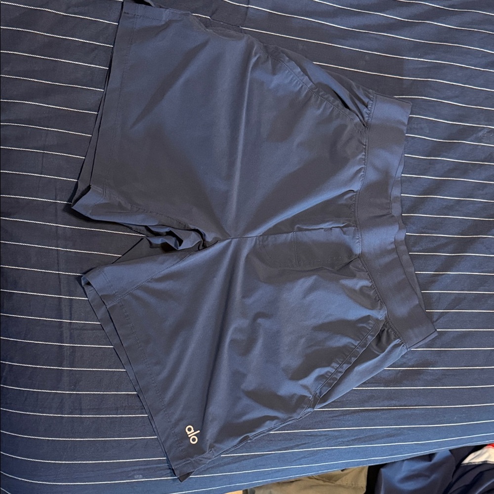 ALO Yoga navy repetition Shorts